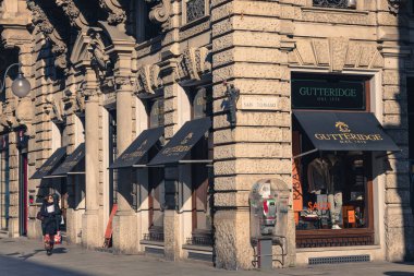 Milan, İtalya. Şubat 05, 2025. Dante Caddesi 'ndeki Gutteridge Mağazası ve Via Tomaso Caddesi.