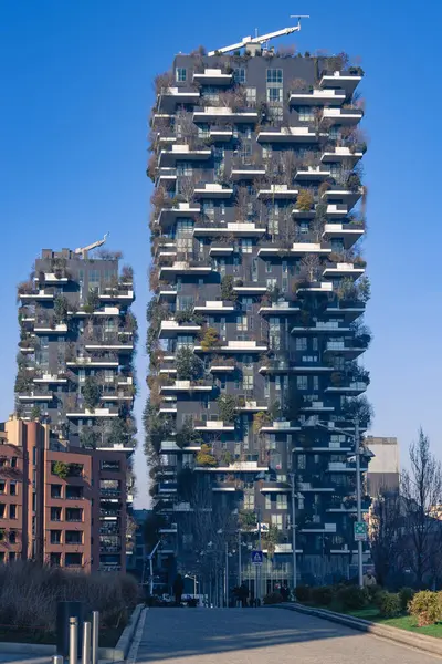 Milan, İtalya. Şubat 05, 2025. Dikey Orman (Bosco Verticale), Porta Nuova bölgesinde yer alan iki yerleşim yeri olan bir kompleks.