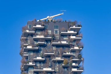 Milan, İtalya. Şubat 05, 2025. Dikey Orman (Bosco Verticale), Porta Nuova bölgesinde yer alan iki yerleşim yeri olan bir kompleks.