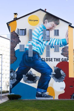 Milan, İtalya. Şubat 05, 2025. Gap Peace adlı duvar resmi, sanatçı Giulio Rosk 'un Geleceğimizdir.