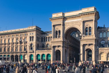 Milan, İtalya. Şubat 05, 2025. Galleria Vittorio Emanuele II, İtalya 'nın en eski alışveriş galerisi ve Milano' nun simgesi.