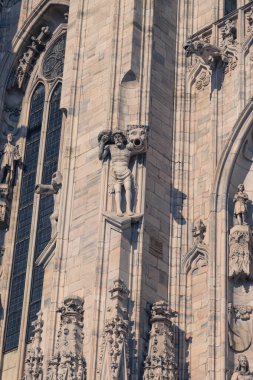 Milan, İtalya. Şubat 06, 2025. Milan Katedrali cephesinde heykel (Duomo di Milano)