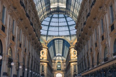 Milan, İtalya. Şubat 06, 2025. Galleria Vittorio Emanuele II, İtalya 'nın en eski alışveriş galerisi ve Milano' nun simgesi.