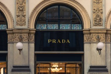 Milan, İtalya. Şubat 06, 2025. İtalya 'nın en eski alışveriş galerisi ve Milano' nun simgesi olan Galleria Vittorio Emanuele II 'deki Prada mağazası.
