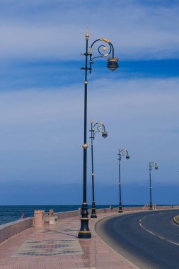 Mutrah Corniche 'deki eski sokak lambaları. Muscat, Umman.