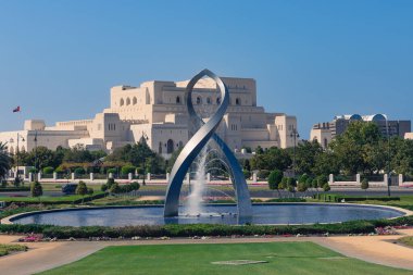 Muscat, Umman. 08 Şubat 2025. Umman Çeşmesi ve Kraliyet Opera Evi.