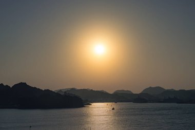 Gün batımında Mutrah limanının manzarası. Umman, Muscat.