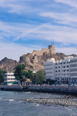 Muscat, Umman. 7 Şubat 2025. Mutrah Corniche 'in manzarası, deniz, dağlar ve kale