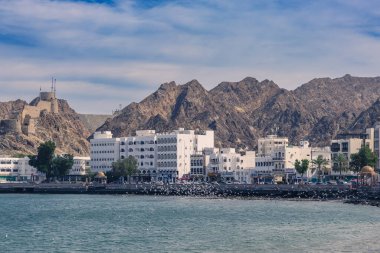Muscat, Umman. 7 Şubat 2025. Mutrah Corniche 'in manzarası, deniz ve dağlar