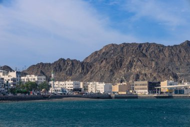 Muscat, Umman. 7 Şubat 2025. Mutrah Corniche 'in manzarası, deniz ve dağlar
