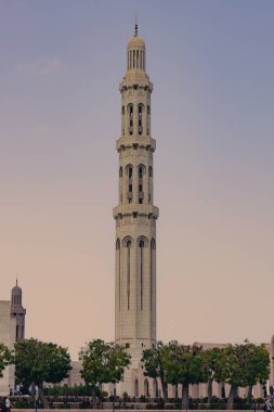 Muscat, Umman. 10 Şubat 2025. Umman 'daki en büyük cami olan Sultan Qaboos Büyük Camii minaresi.