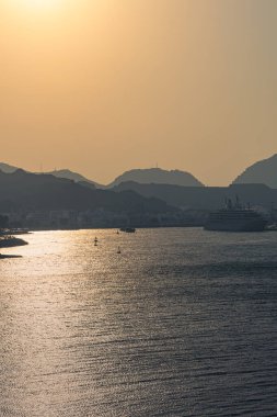 Muscat, Umman. 08 Şubat 2025. Gün batımında Mutrah limanı manzarası