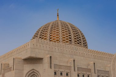 Muscat, Umman. 10 Şubat 2025. Umman 'daki en büyük cami olan Sultan Qaboos Büyük Camii.