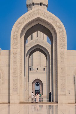 Muscat, Umman. 10 Şubat 2025. Sultan Qaboos Büyük Cami minaresi ve kemeri.