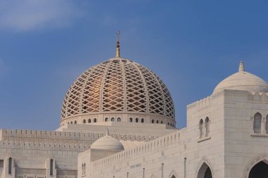 Muscat, Umman. 10 Şubat 2025. Umman 'daki en büyük cami olan Sultan Qaboos Büyük Camii.