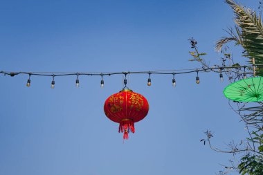 Muscat, Umman. 10 Şubat 2025. Al Mouj 'da sokakta asılı eski bir Çin lambası.