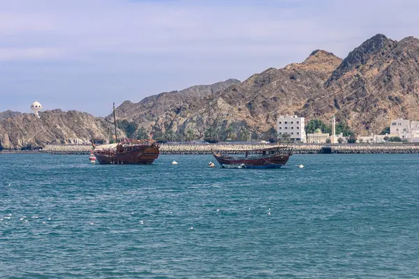 Muscat, Umman. 7 Şubat 2025. Mutrah sahilinde Dhow gemileri. Mutrah Corniche