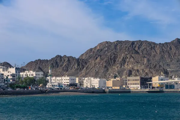 Muscat, Umman. 7 Şubat 2025. Mutrah Corniche 'in manzarası, deniz ve dağlar