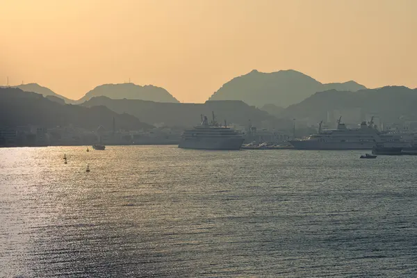 Muscat, Umman. 08 Şubat 2025. Gün batımında Mutrah limanı manzarası
