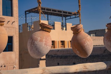 Geleneksel çöl tarzında çöl çömleği asmak. Nizwa, Umman.