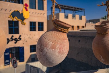 Nizwa, Umman. 08 Şubat 2025. Geleneksel çöl tarzında çöl çömleği asmak