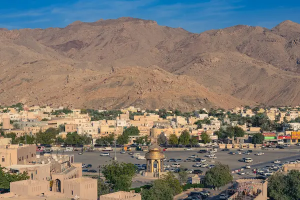 Nizwa, Umman. 08 Şubat 2025. Eski şehir Nizwa ve dağlar.