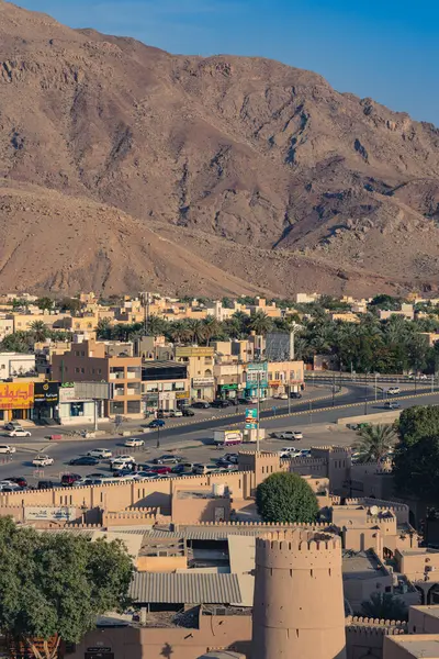 Nizwa, Umman. 08 Şubat 2025. Eski şehir Nizwa ve dağlar.