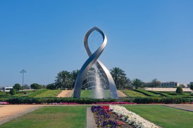 Muscat, Umman. 08 Şubat 2025. Umman Kemerleri, 12 metre yüksekliğinde bir çeşme.