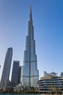 Dubai, Birleşik Arap Emirlikleri. 11 Şubat 2025. Dubai şehir merkezinde güneşli bir günde Iconic Burj Halife gökdeleni