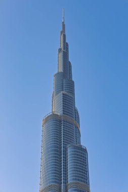 Dubai, Birleşik Arap Emirlikleri. 11 Şubat 2025. Dubai şehir merkezinde güneşli bir günde Iconic Burj Halife gökdeleni