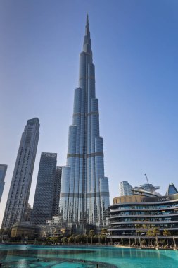 Dubai, Birleşik Arap Emirlikleri. 11 Şubat 2025. Dubai şehir merkezinde güneşli bir günde Iconic Burj Halife gökdeleni