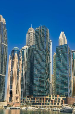 Dubai, Birleşik Arap Emirlikleri. 12 Şubat 2025. Dubai Marina veya Marsa Marina gökdelenleri