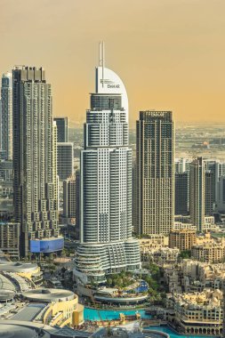 Dubai, Birleşik Arap Emirlikleri. 13 Şubat 2025. Şehir merkezindeki Dubai 'de bir otel ve bir gökdelen.