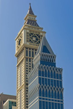 Dubai, Birleşik Arap Emirlikleri. 11 Şubat 2025. Al Yaqoub Kulesi ve Kule, Şeyh Zayed Yolu 'ndaki gökdelenler.