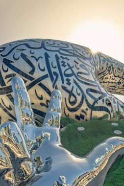 Dubai, Birleşik Arap Emirlikleri. 11 Şubat 2025. Dubais Gelecek Müzesi 'nin önünde üç parmak selamı parlayan krom heykel.