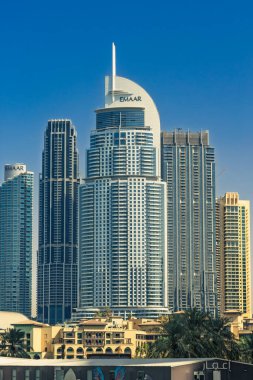 Dubai, Birleşik Arap Emirlikleri. 11 Şubat 2025. Şehir merkezindeki Dubai 'de bir otel ve bir gökdelen.