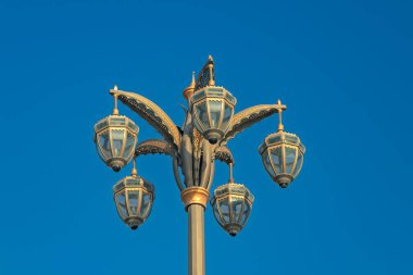 Abu Dabi 'de eski tarz sokak lambası. Birleşik Arap Emirlikleri