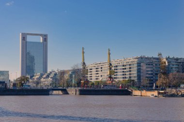 Buenos Aires, Arjantin. 29 Haziran 2025. Puerto Madero güvertesi ve ufuk çizgisi manzarası