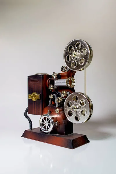 斜めのビューを持つ映画カメラの形のオルゴール — ストック写真