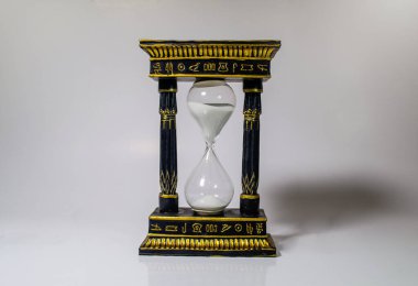 Mısır temalı dekoratif kum saati, beyaz stüdyo arka planı