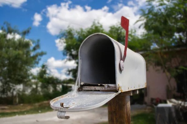 在房子的院子里打开邮箱Cobweb里面的邮箱 — 图库照片