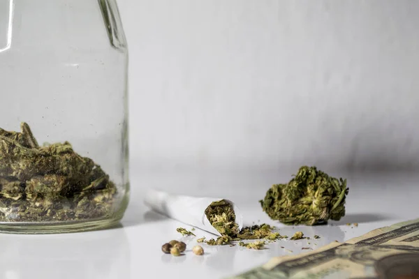 Close Uma Articulação Cannabis Meio Botão Verde Frasco Vidro — Fotografia de Stock