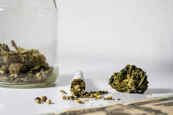 Detailní Záběr Marihuanového Kloubu Semínky Uprostřed Pupenu Skleněnou Sklenicí — Stock fotografie