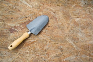 Bahçe aracı, kaşık kazmak ve organik maddeyi çıkarmak için..