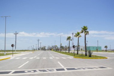 Sahildeki ana caddeler, dur işaretleri, yaya geçidi.