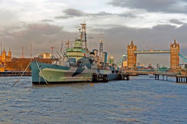 Savaş gemisi Thames nehrine demirledi.