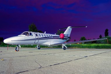 Cessna Citation uçağı geceleyin havaalanına park etmiş.