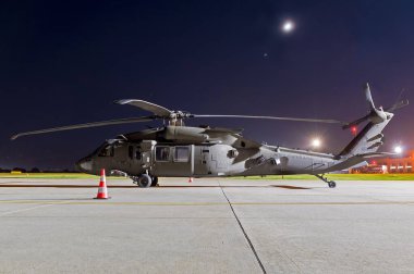 Gece gökyüzünde askeri helikopter