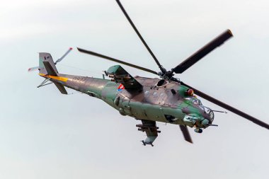 Mavi gökyüzü olan askeri helikopter