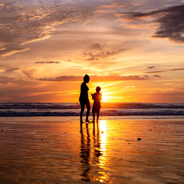 Anne ve Oğlu Kosta Rika 'da güzel bir gün batımının tadını çıkarıyor.